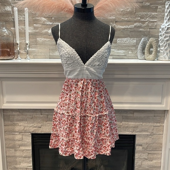 Justify Dresses & Skirts - Justify Flirty Floral Mini Dress Size Medium